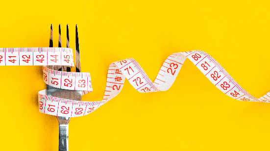 Especialistas defendem que cirurgia bariátrica aumenta a expectativa de vida e que idade cronológica não é determinante para restringir indicação - Envato
