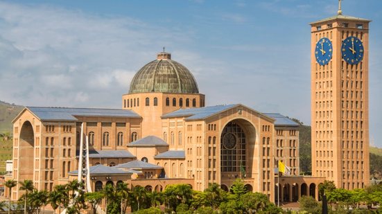 Embora essenciais para a economia local, romeiros e turistas geram impactos diretos na infraestrutura urbana e ambiental, exigindo investimentos em limpeza - Divulgação