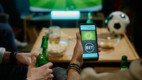 Lei Federal nº 14.790/2023 equipara apostadores a consumidores, garantindo a esse público todos os direitos previstos no Código de Proteção e Defesa do Consumidor - Envato