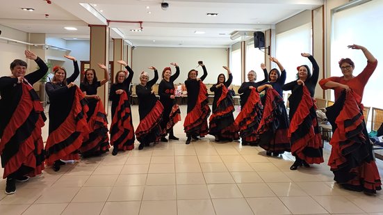 Em Torres (RS), grupo de mulheres ensaia dança flamenca em um dos grupos de convivência da região - Bianca Bibiano/Viva