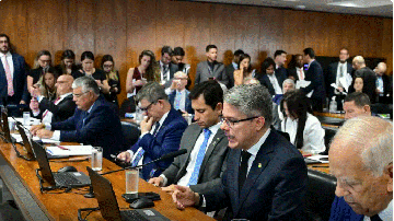 Numa sessão cheia, de quase quatro horas, senadores de diversos partidos usaram seus discursos para se posicionar contra o texto - Geraldo Magela/Agência Senado