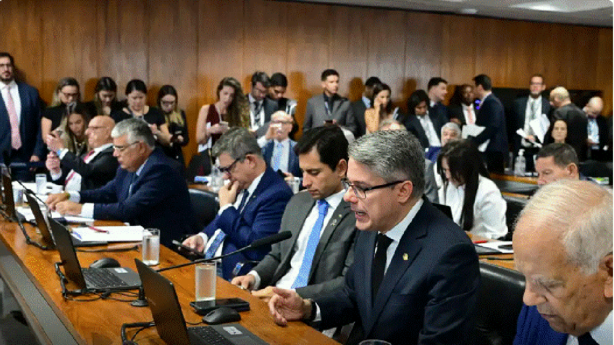 Numa sessão cheia, de quase quatro horas, senadores de diversos partidos usaram seus discursos para se posicionar contra o texto - Geraldo Magela/Agência Senado