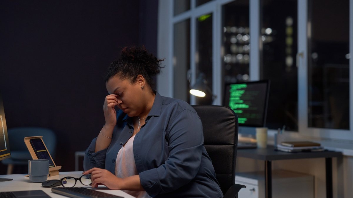 Entre trabalhadores da área, 42,5% apresentam quadro de burnout e outros 38,1% relatam sintomas claros de esgotamento - Envato
