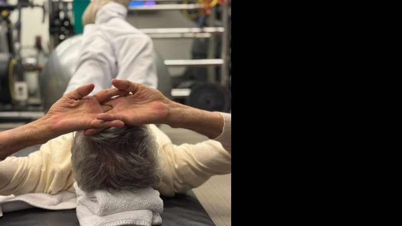 Em postagem em seu perfil no Instagram, o cantor divulgou imagens em que aparece se exercitando com pesos e uma bola de pilates cinza - Divulgação/Instagran/@caetanoveloso