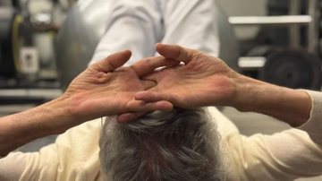 Em postagem em seu perfil no Instagram, o cantor divulgou imagens em que aparece se exercitando com pesos e uma bola de pilates cinza - Divulgação/Instagran/@caetanoveloso