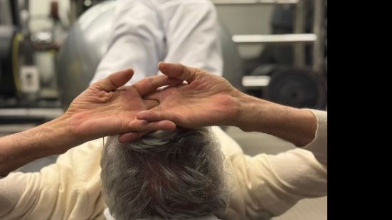 Em postagem em seu perfil no Instagram, o cantor divulgou imagens em que aparece se exercitando com pesos e uma bola de pilates cinza - Divulgação/Instagran/@caetanoveloso