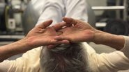 Em postagem em seu perfil no Instagram, o cantor divulgou imagens em que aparece se exercitando com pesos e uma bola de pilates cinza - Divulgação/Instagran/@caetanoveloso