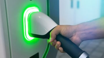 Em agosto, o Brasil tinha 16.880 pontos públicos e semipúblicos de carregamento de veículos elétricos, alta de 14% em relação a fevereiro - Envato