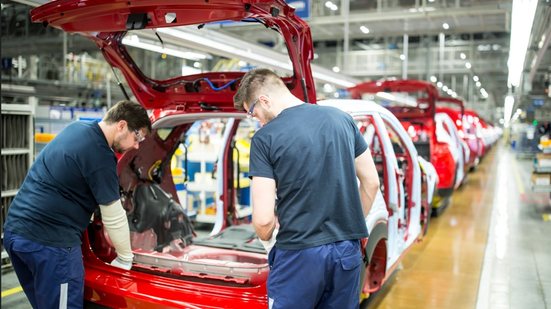 Contudo, no acumulado do ano, houve crescimento nas vendas de veículos leves de 3,17% em relação a 2024 - Envato