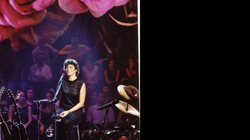 Cássia Eller no programa Acústico MTV; segundo biógrafo, a cantora sofreu preconceito em uma casa de shows - Divulgação
