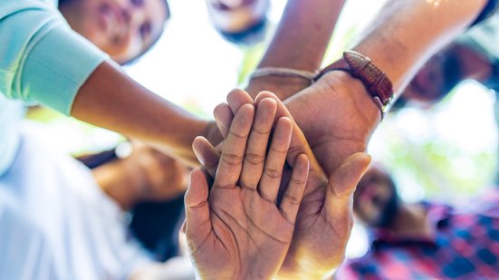 De acordo com a pesquisa, 26% das doações são feitas por essa parcela da população - Envato