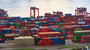 Nos primeiros meses do ano, comércio teve um salto com o adiantamento de importações por possíveis tarifas mais altas - Envato