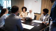 O conflito de gerações ocorre quando diferentes maneiras de trabalhar - Foto: Envato Elements