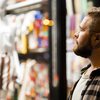 A avaliação dos responsáveis pela pesquisa é de que os consumidores esperam apoio emocional e responsabilidade social das marcas - Envato
