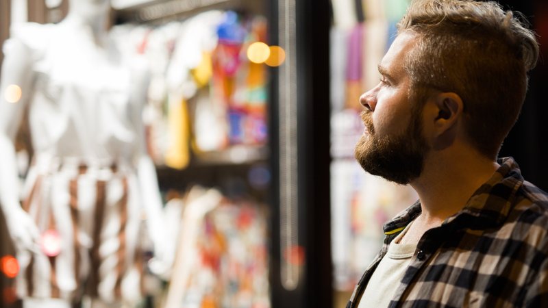 A avaliação dos responsáveis pela pesquisa é de que os consumidores esperam apoio emocional e responsabilidade social das marcas - Envato