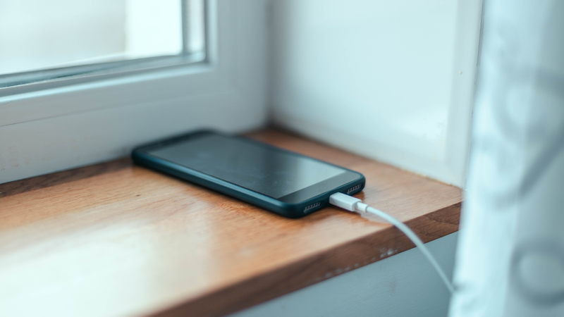 Os smartphones atuais contam com sistemas inteligentes de carregamento da bateria - Foto: Envato Elements