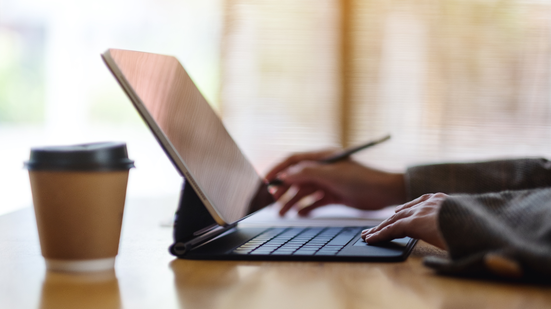 O recurso converte a fala em texto em tempo real - Foto: Envato Elements