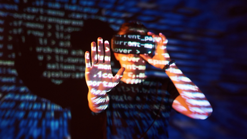 O aplicativo promete invadir totalmente a privacidade dos filhos - Envato
