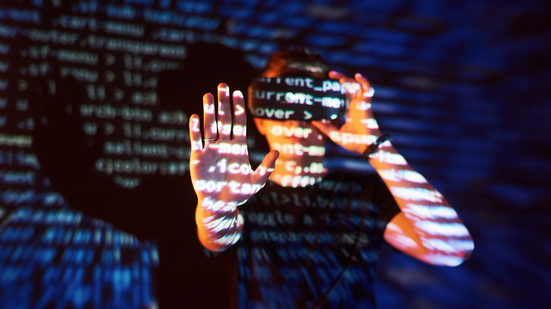 O aplicativo promete invadir totalmente a privacidade dos filhos - Envato