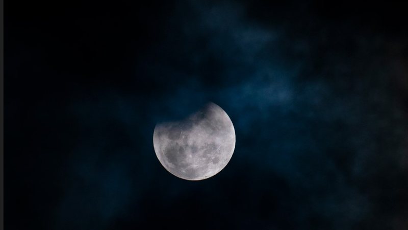 O eclipse, que terá início às 12h, será transmitido ao vivo pelo canal do YouTube do Observatório Nacional - Envato