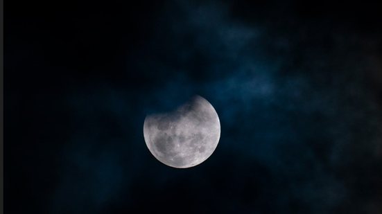 O eclipse, que terá início às 12h, será transmitido ao vivo pelo canal do YouTube do Observatório Nacional - Envato