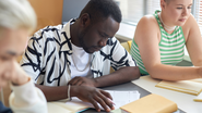 Os pesquisadores destacam que o diploma adquirido pelo EJA gera efeitos imediatos - Foto: Envato Elements