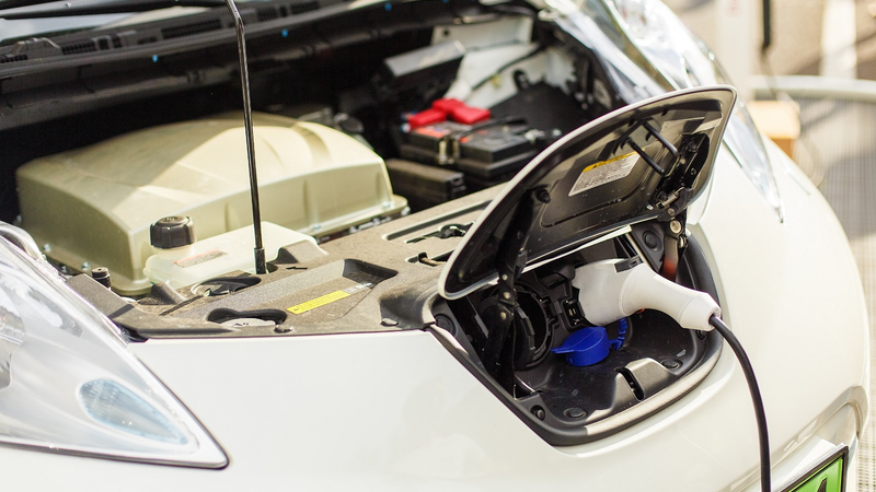 Os carros híbridos podem tanto ser abastecidos com energia elétrica quanto combustível. - Envato