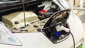 Os carros híbridos podem tanto ser abastecidos com energia elétrica quanto com combustível - Envato