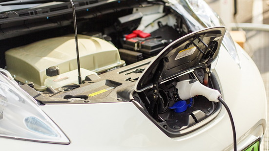 Os carros híbridos podem tanto ser abastecidos com energia elétrica quanto combustível. - Envato