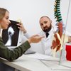 AME é uma doença rara e degenerativa que compromete os neurônios motores, levando à perda da capacidade de andar - Envato