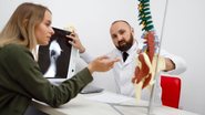 AME é uma doença rara e degenerativa que compromete os neurônios motores, levando à perda da capacidade de andar - Envato