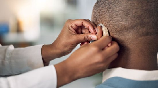 Segundo a OMS, mais de 1,5 bilhão de pessoas são afetadas pela perda auditiva. Mercado movimenta US$ 7,96 bilhões - Envato