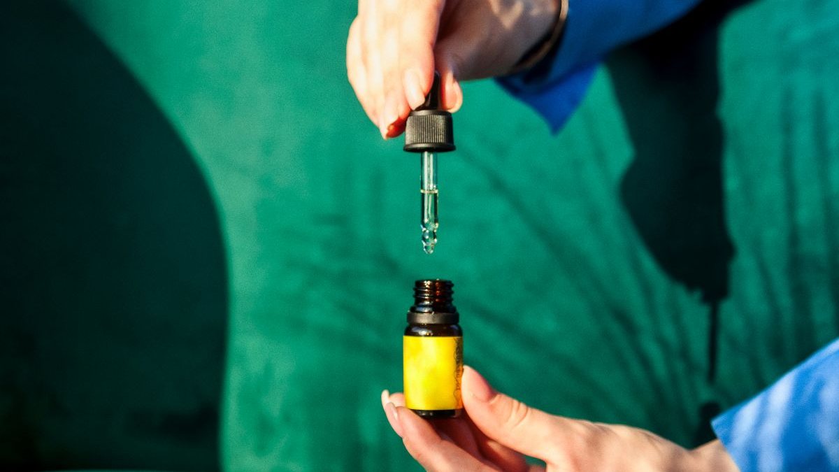 O óleo é uma das principais formas de acesso à cannabis medicinal no Brasil, com mais de 7 mil opções de produtos para importação - Envato