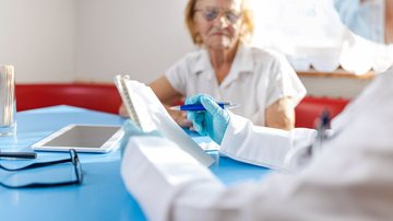 O que levar na consulta médica? Aprenda a organizar seus exames e histórico