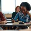 Projeção considera o aumento médio do salário mínimo nos últimos dez anos e as rendas atuais dos profissionais com ensino médio e com ensino superior - Envato