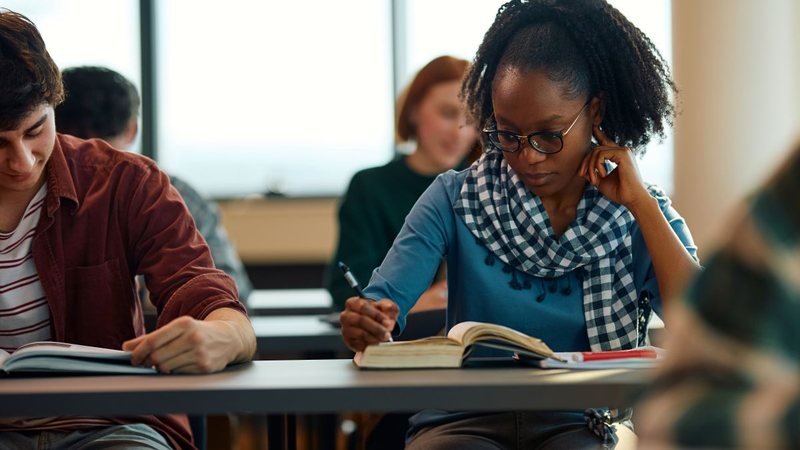 Brasil registrou um total de 10,2 milhões de matriculados na educação superior em 2024 - Envato