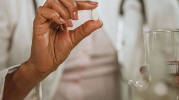 Anúncio do presidente americano sobre uso de paracetamol não é apoiado por evidências científicas, destacam especialistas - Envato