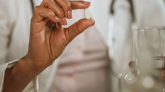 Anúncio do presidente americano sobre uso de paracetamol não é apoiado por evidências científicas, destacam especialistas - Envato