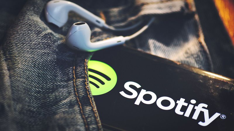 A plataforma de música Spotify anunciou que vai endurecer as regras em relação a músicas geradas por inteligência artificial - Envato