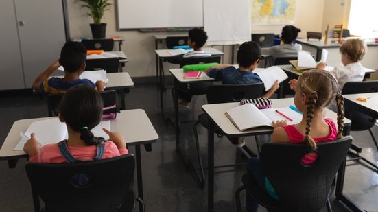 No ensino fundamental, o índice dos alunos que dizem estar prestando mais atenção às aulas é maior e chega a 88% - Envato