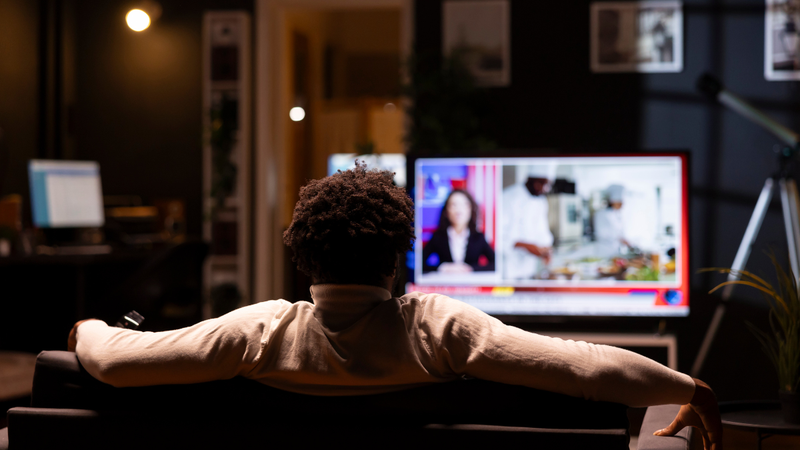 Mais da metade dos brasileiros consultados (51%) no levantamento  já passou a madrugada assistindo a séries - Foto: Envato Elements
