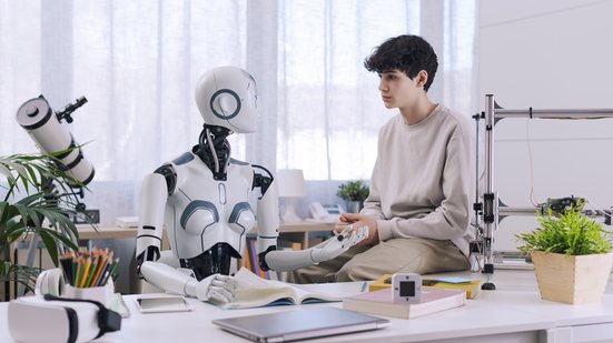 Entre os estudantes do ensino fundamental essa proporção reduz bastante, sugerindo que o uso da IA aumenta com a idade - Envato