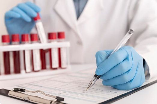Marcadores como Gama GT, ácido úrico e homocisteína, mesmo discretamente alterados, podem sinalizar riscos cardiovasculares e metabólicos - Divulgação