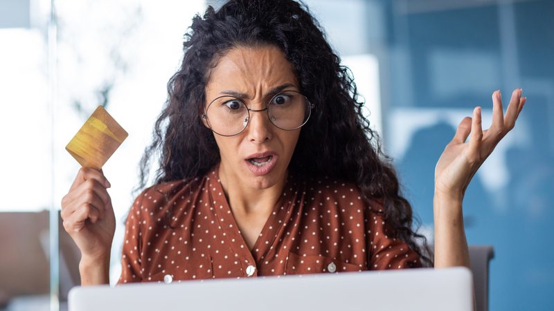 Seja prudente com seus dados, desconfie de preços muito atraentes e nunca salve os dados do cartão em aplicativos de compra - Adobe Stock