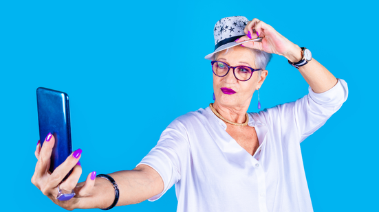 O sucesso desses criadores +50 no tiktok revela que maturidade pode ser sinônimo de inovação - Foto: Envato Elements