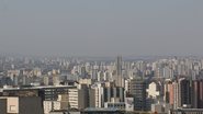 Vista da faixa de poluição acumulada que encobre a cidade de São Paulo - JONATHAN CARIAS/ATO PRESS/ESTADÃO CONTEÚDO