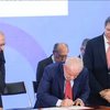 O presidente Lula assina o projeto de lei (PL) sobre regulação das big techs enviado à Câmara dos Deputados - Valter Campanato /Agência Brasil