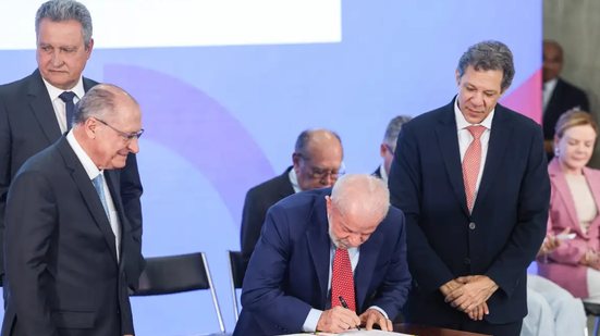 O presidente Lula assina o projeto de lei (PL) sobre regulação das big techs enviado à Câmara dos Deputados - Valter Campanato /Agência Brasil