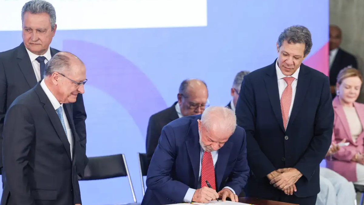 O presidente Lula assina o projeto de lei (PL) sobre regulação das big techs enviado à Câmara dos Deputados - Valter Campanato /Agência Brasil