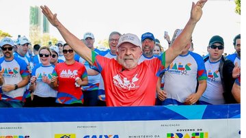 Ao fim da corrida,Lula destacou a "revolução na Educação" e afirmou que "não tem motociata, não tem pornochanchada", mas sim "caminhada de educadores" - Ricardo Stuckert / PR